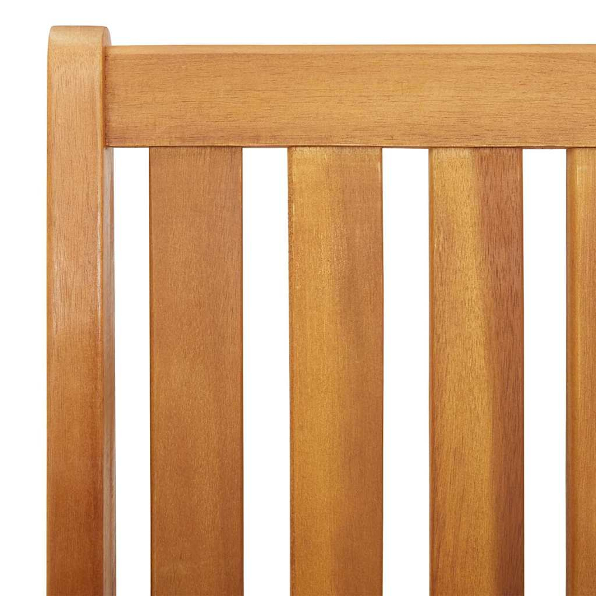 Primo piano dello schienale di una sedia di legno. Doghe verticali di legno si alternano a spazi bianchi. Il legno è marrone chiaro, lo sfondo è bianco.