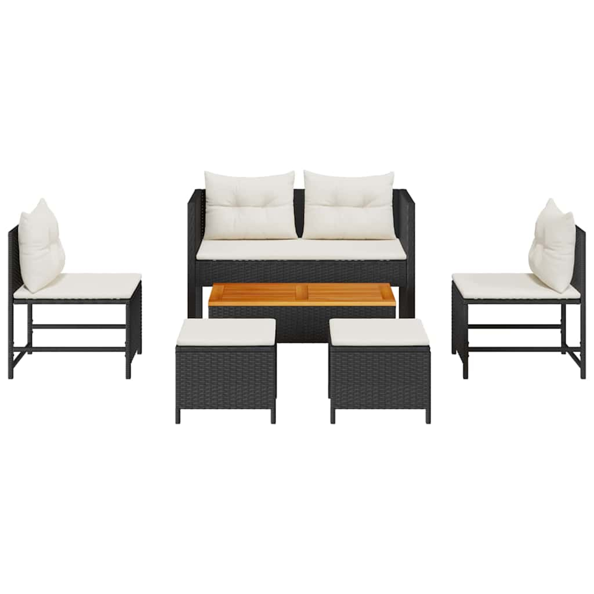 Ein schwarzes Outdoor-Möbelset aus Korbgeflecht mit weißen Kissen. Enthält ein Sofa, zwei Stühle, einen Couchtisch und zwei Ottomane.