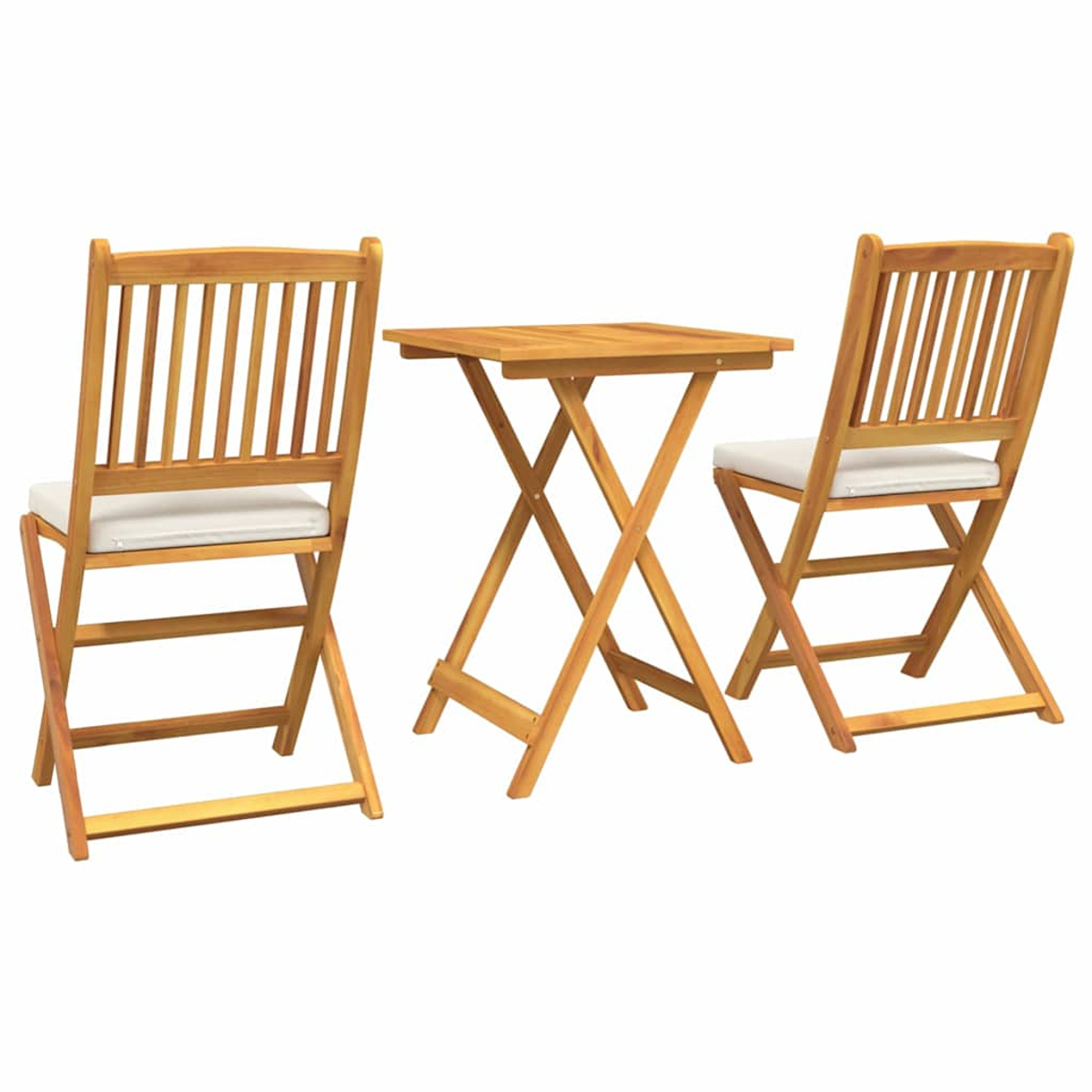 Zwei Holzstühle mit weißen Kissen und einem kleinen Tisch. Die Stühle und der Tisch sind aus hellbraunem Holz. Der Hintergrund ist weiß.