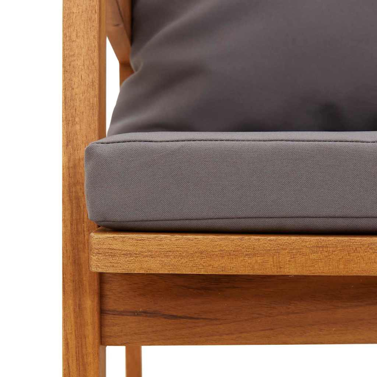 Nahaufnahme eines Holzstuhls mit grauem Kissen. Das Kissen ist rechteckig. Das Holz hat sichtbare Maserung.