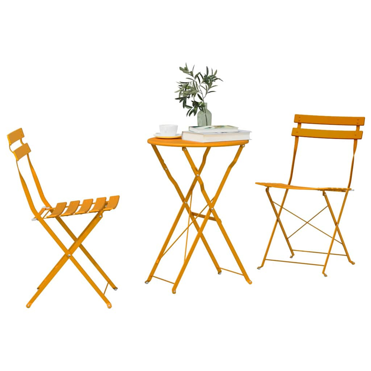 Ein orangefarbenes Bistro-Set mit zwei Stühlen und einem kleinen Tisch. Eine Vase mit Grün, eine Tasse und Bücher stehen auf dem Tisch.