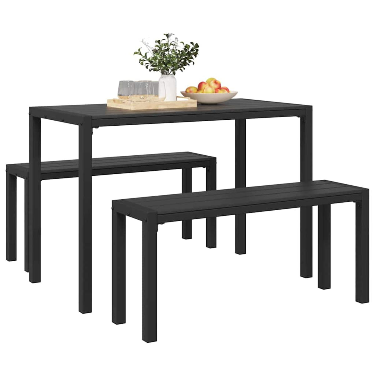 Schwarzes Ess-Set für den Außenbereich mit Tisch und zwei Bänken. Der Tisch hat ein Tablett mit Gläsern und eine Obstschale.