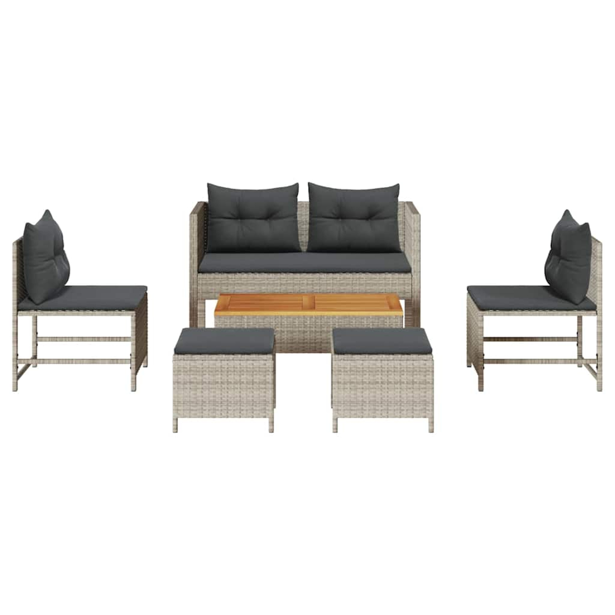 Ein Outdoor-Möbelset aus Korbgeflecht mit Sofa, zwei Stühlen, zwei Hockern und einem Couchtisch. Graue Kissen und hellbraunes Holz.