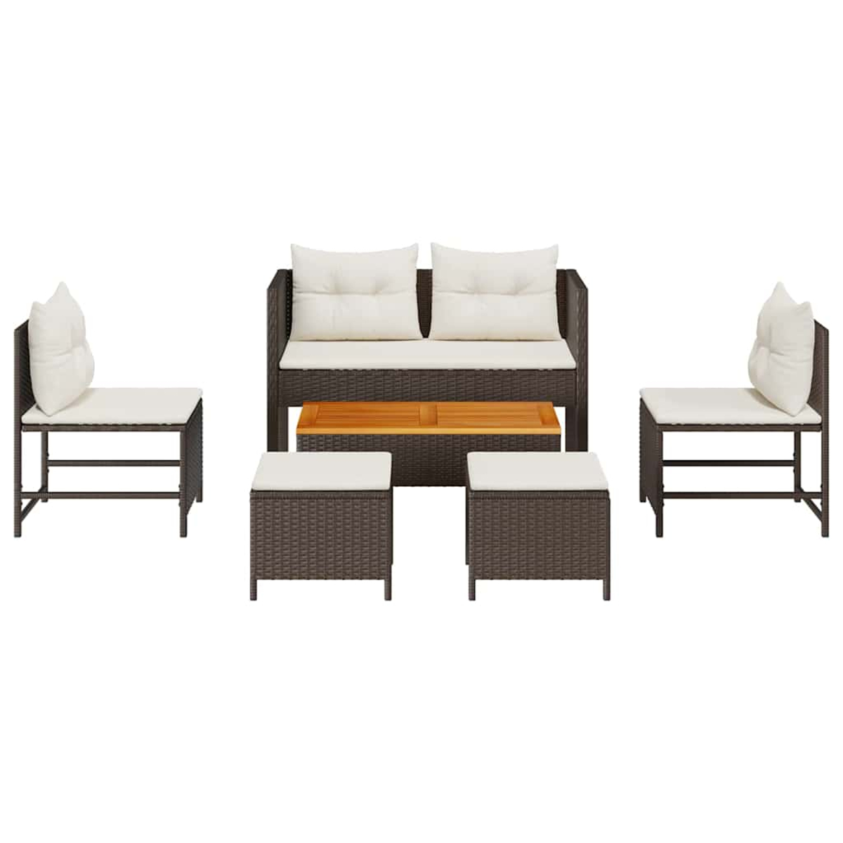 Geflochtenes Outdoor-Möbelset. Enthält ein Sofa, zwei Stühle, zwei Fußhocker und einen Couchtisch. Alles mit cremefarbenen Kissen.