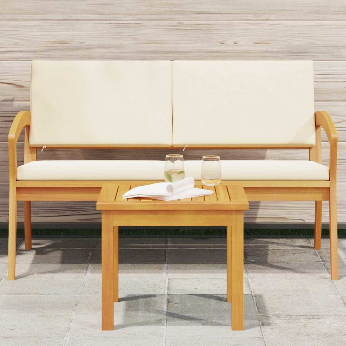 Banca de madera con cojines crema, mesa pequeña con vasos y papel en un patio con fondo de paneles de madera.