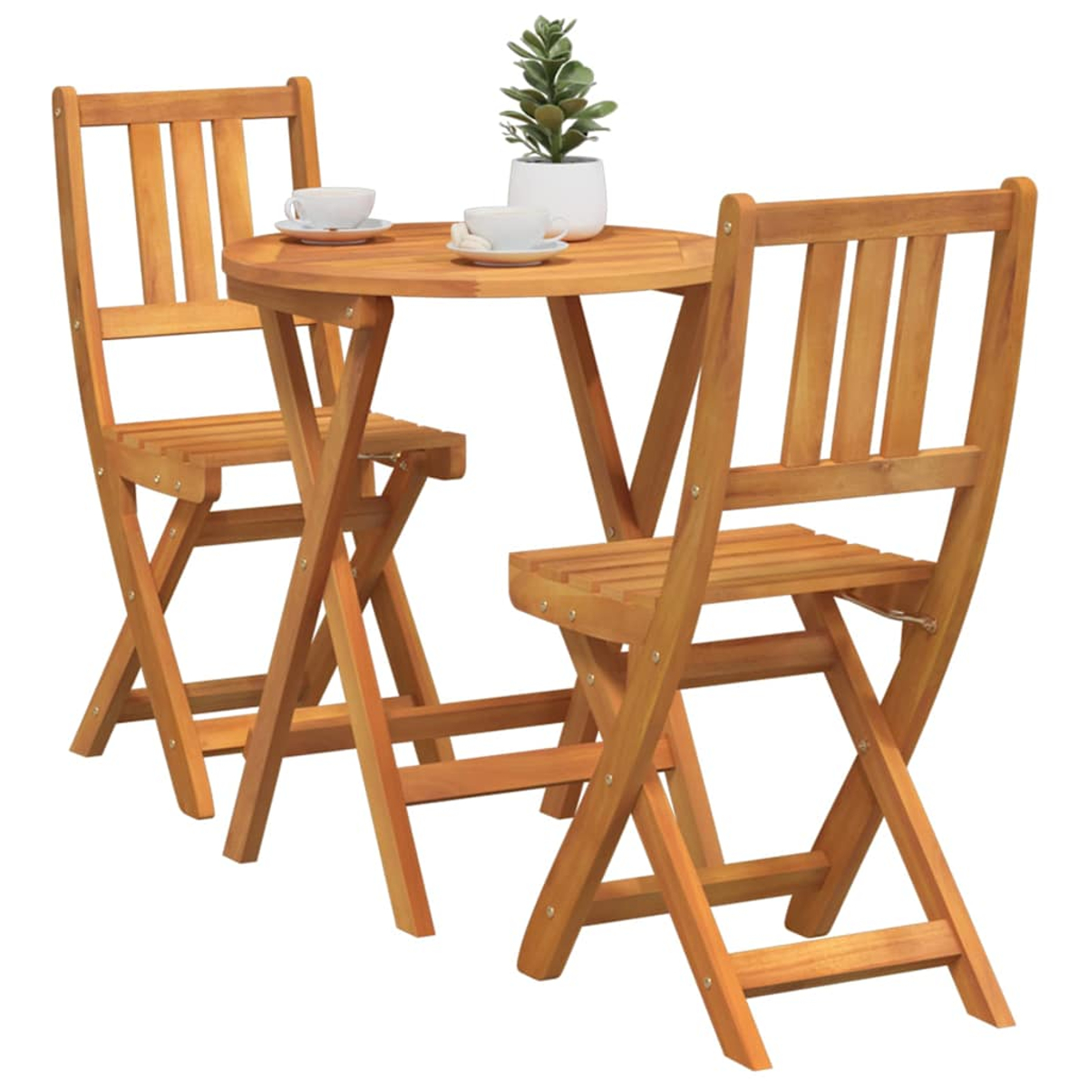 Holz-Bistro-Set für den Außenbereich. Enthält einen runden Tisch, zwei Stühle und eine kleine Pflanze. Auf dem Tisch stehen zwei Tassen und Untertassen.