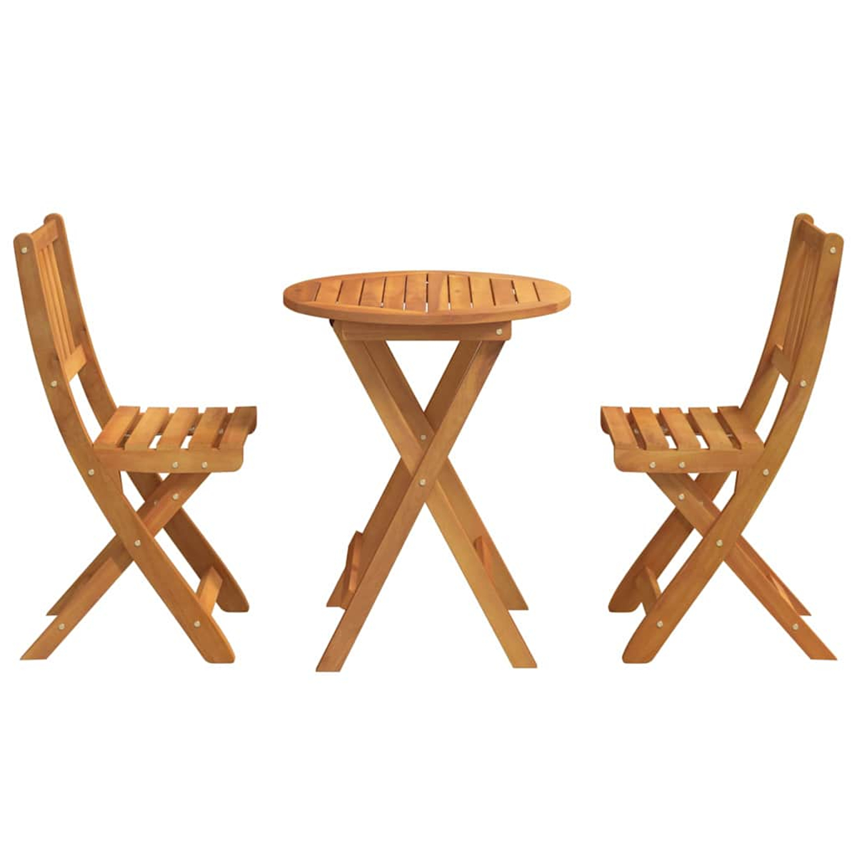 Ein Holztisch mit runder Tischplatte und zwei Stühlen aus hellbraunem Holz vor weißem Hintergrund.