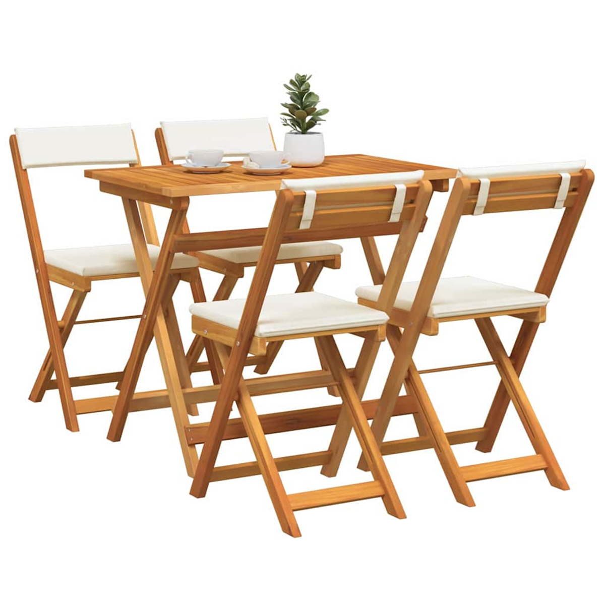 Ein Holztisch mit vier Klappstühlen. Jeder Stuhl hat eine weiße Sitzfläche und Rückenlehne. Eine kleine Pflanze und zwei Tassen stehen auf dem Tisch.