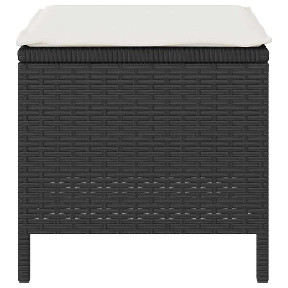 Ein quadratischer, dunkelgrau gewebter Hocker mit einem weißen Kissen oben. Vier Beine sind sichtbar.