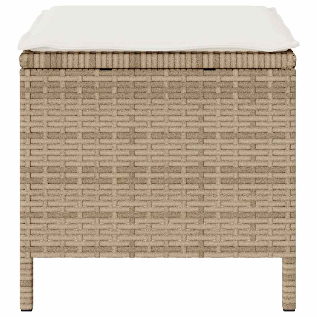 Aufbewahrungsbank im Korbstil mit einem weißen Kissen oben. Beige gewebte Seiten und vier kurze Beine. Der Hintergrund ist weiß.