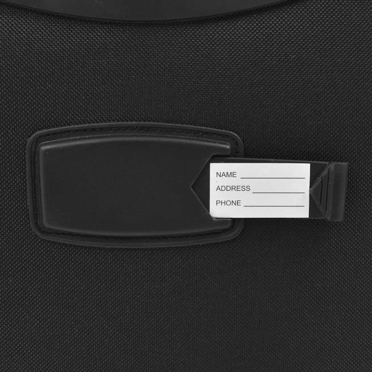 Nahaufnahme eines schwarzen Koffers. Ein schwarzer Leder-Namensschildhalter mit weißem Etikett für Name, Adresse und Telefon ist angebracht.