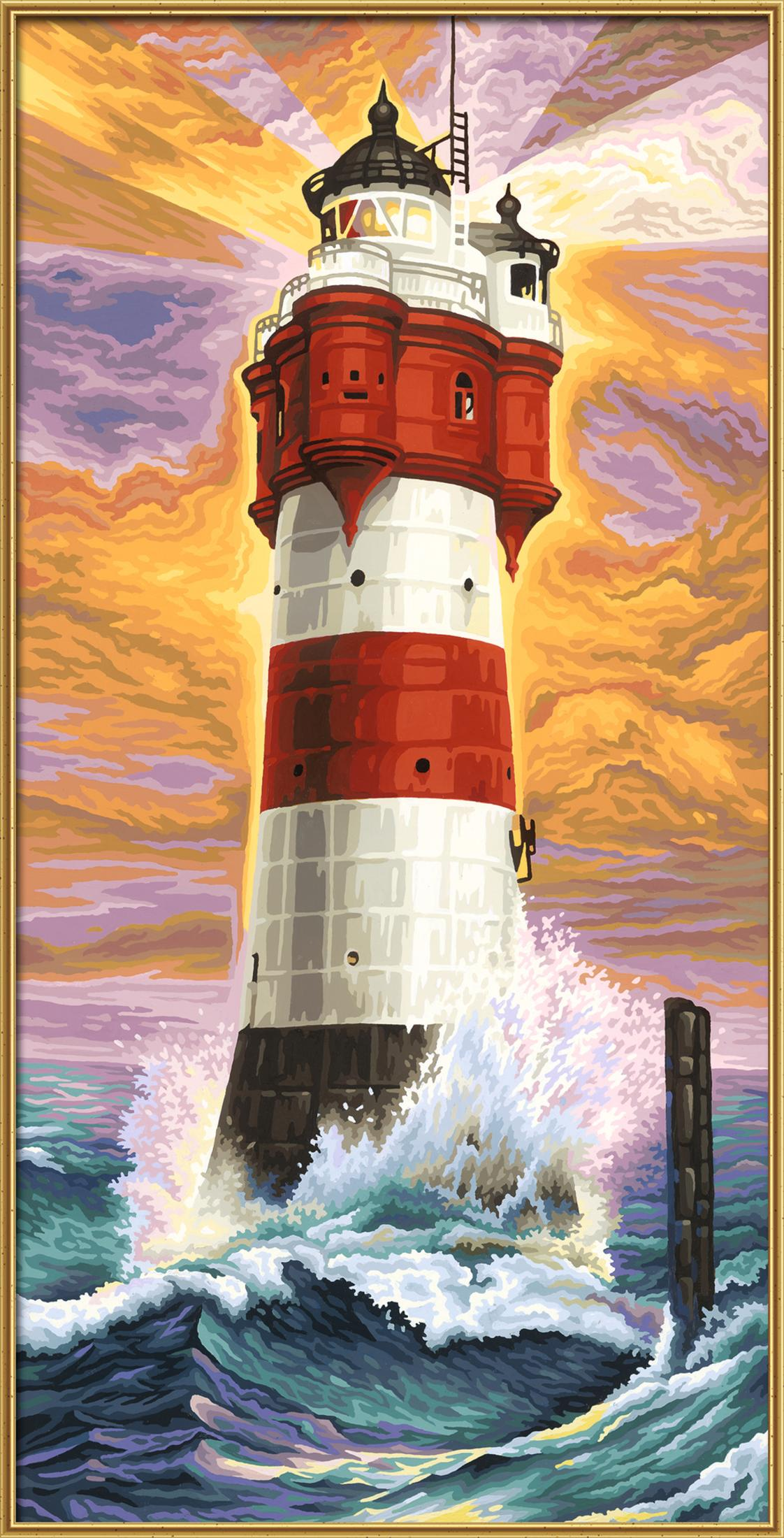 Un faro a strisce rosse e bianche nell'oceano. Le onde si infrangono contro di esso. Un tramonto con nuvole arancioni e viola sullo sfondo.