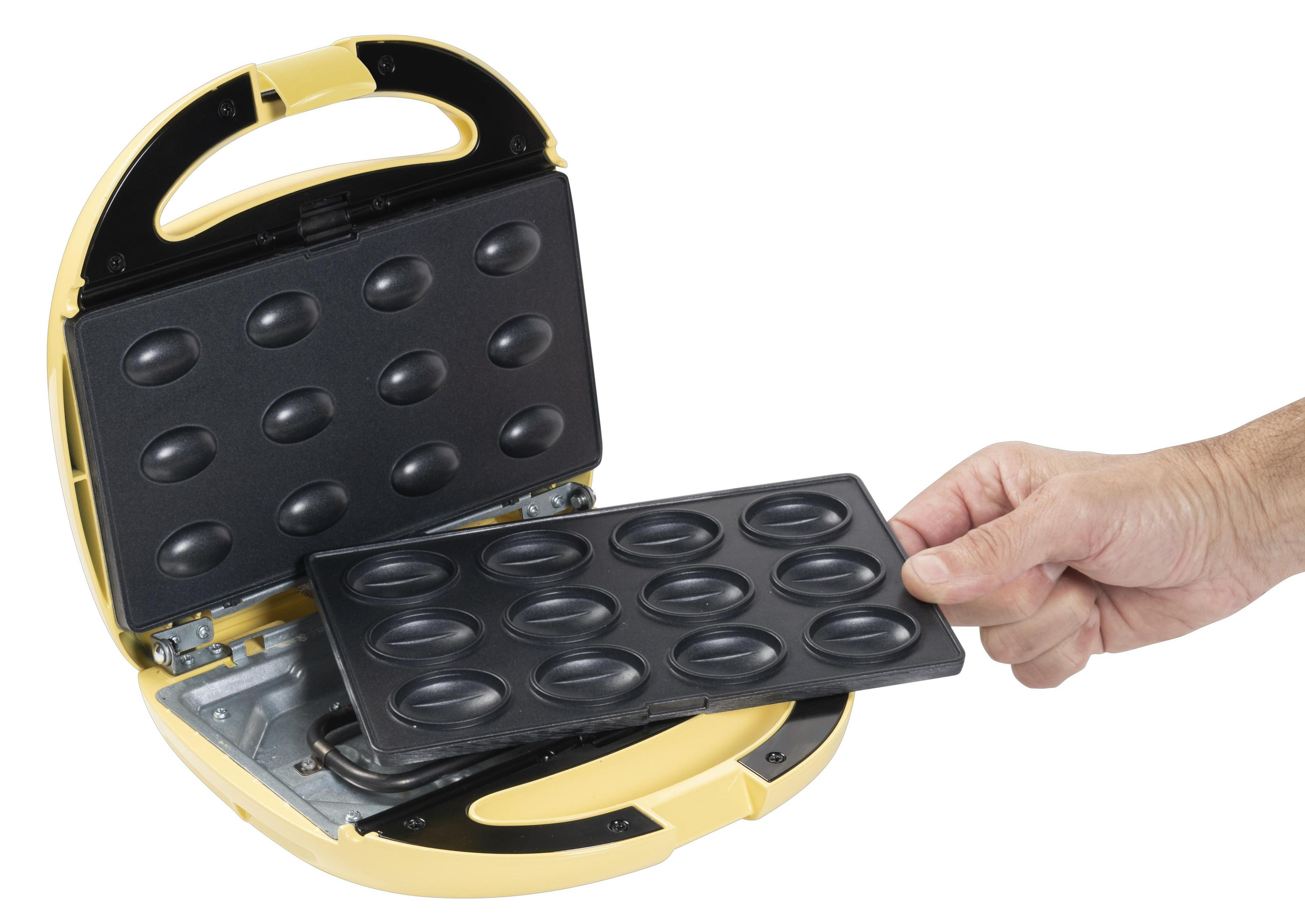 Ein Waffeleisen ist geöffnet. Eine Hand hält eine Platte mit ovalen Formen. Der Maker ist gelb und schwarz, vor Weiß.