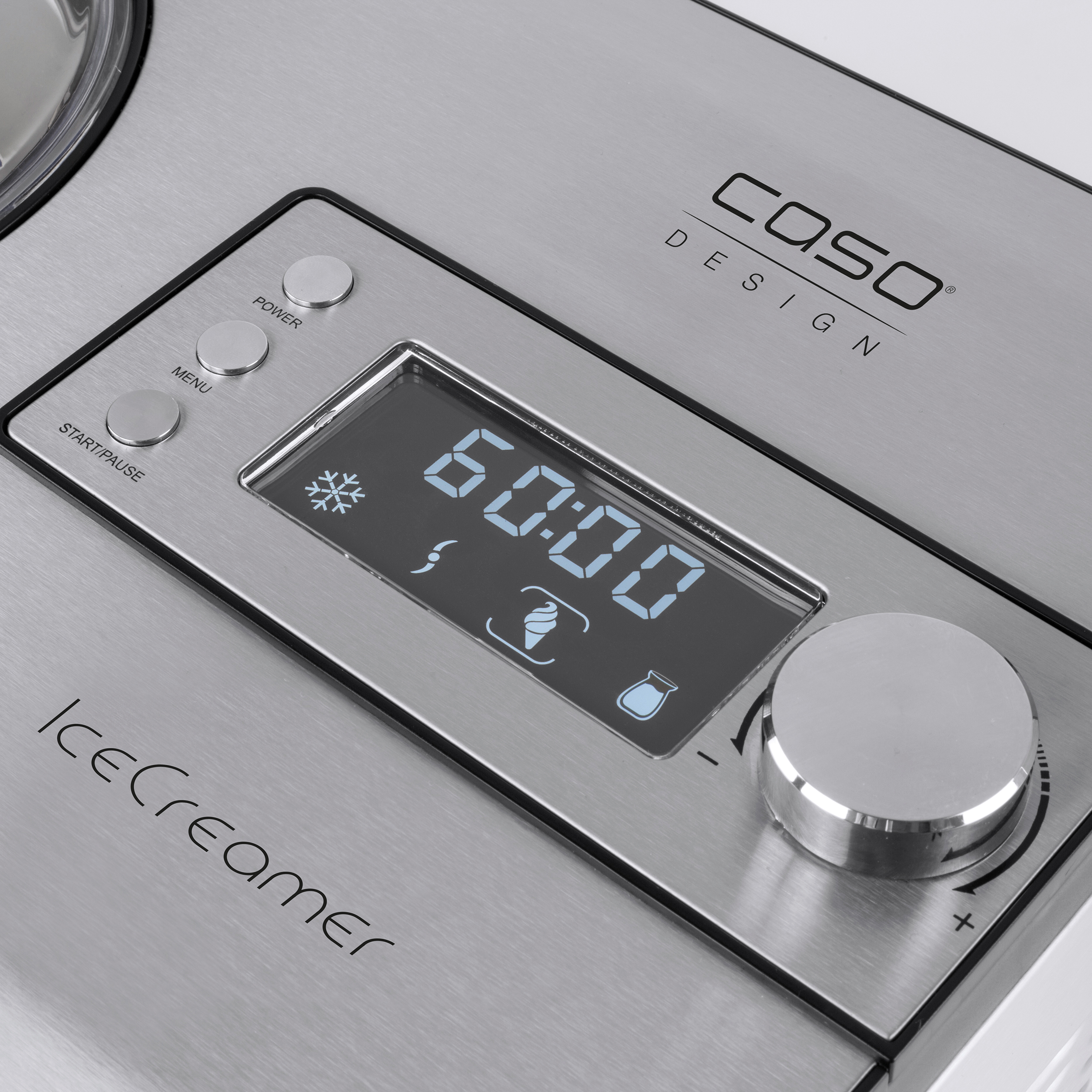 Nahaufnahme des Bedienfelds einer Eismaschine. Es zeigt eine Digitalanzeige mit 60:00, Knöpfe und ein Wahlrad.