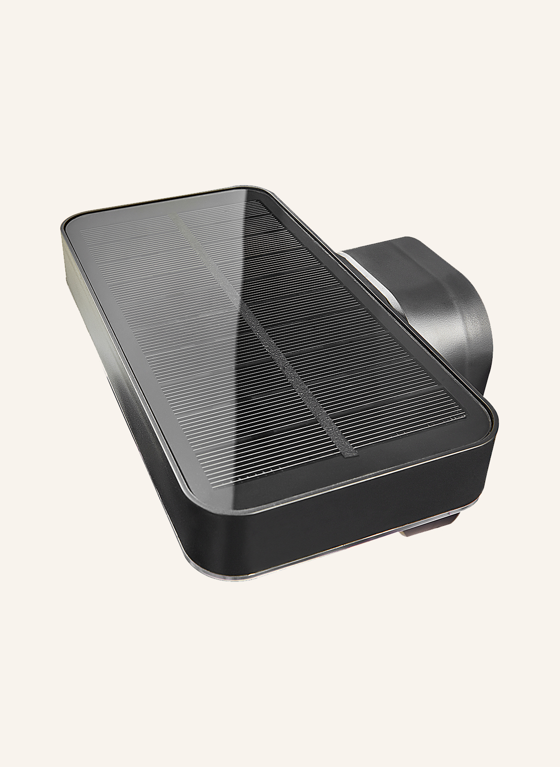 Ein schwarzes Solarpanel mit silbernen Kanten. Es ist rechteckig mit gerillter Oberfläche. Es hat einen abgerundeten schwarzen Aufsatz an der Seite.