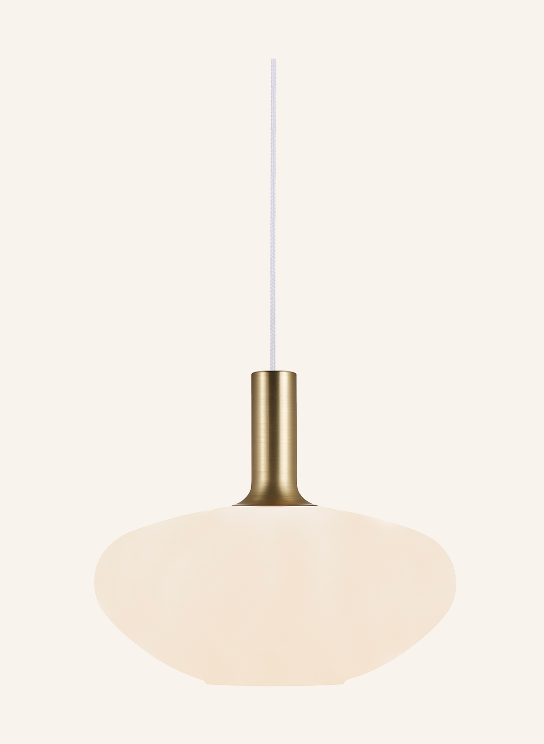 Une suspension avec abat-jour blanc, tige en laiton et cordon blanc sur fond beige clair.