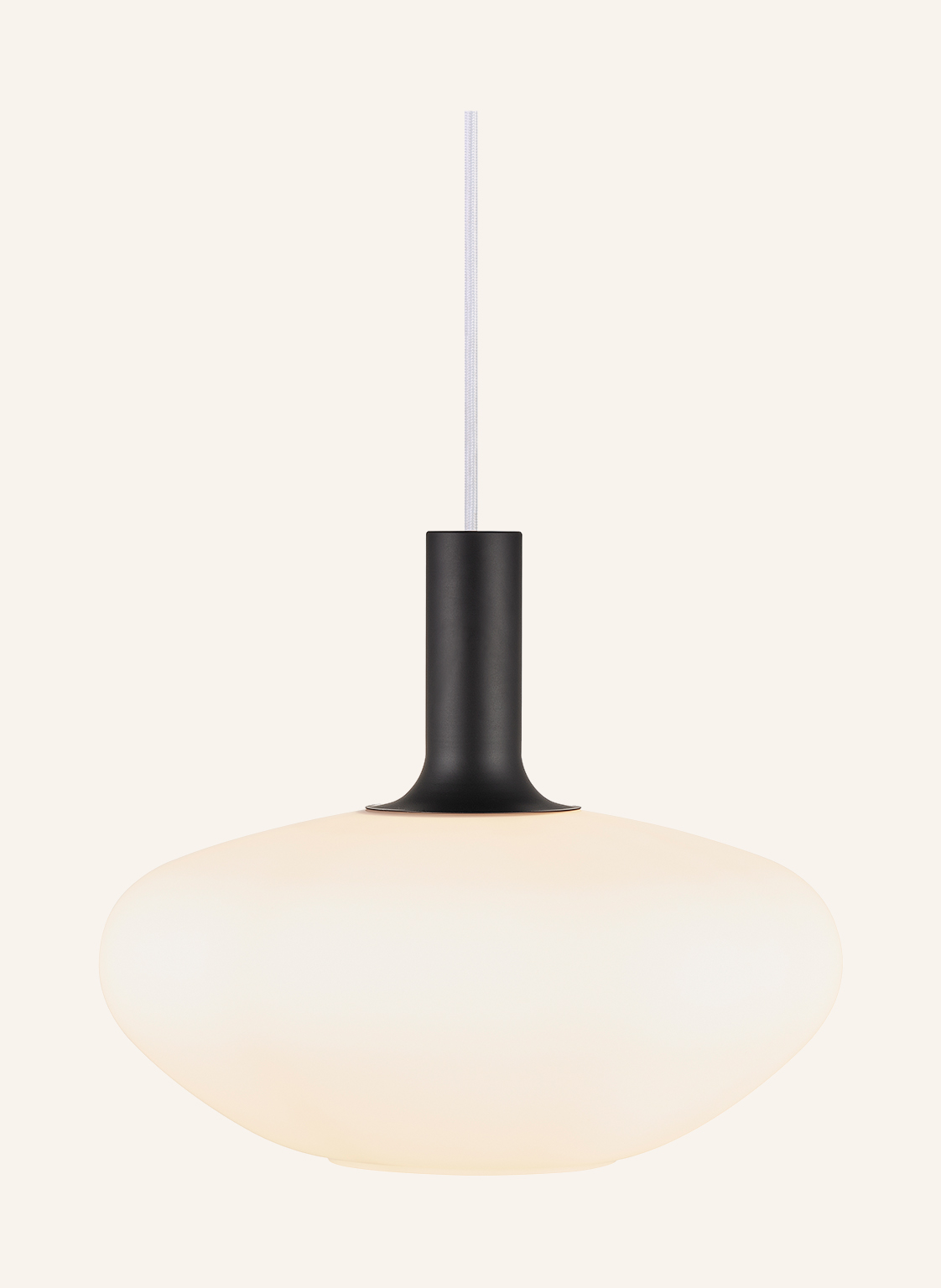 Une lampe suspendue moderne avec un abat-jour ovale blanc et une tige noire, suspendue à un cordon blanc sur fond beige clair.