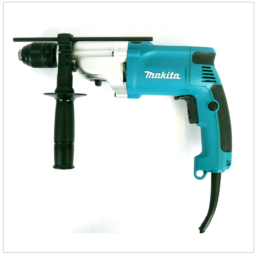 Un taladro eléctrico Makita azul y negro sobre un fondo blanco. Tiene un mango negro y un cable de alimentación negro.