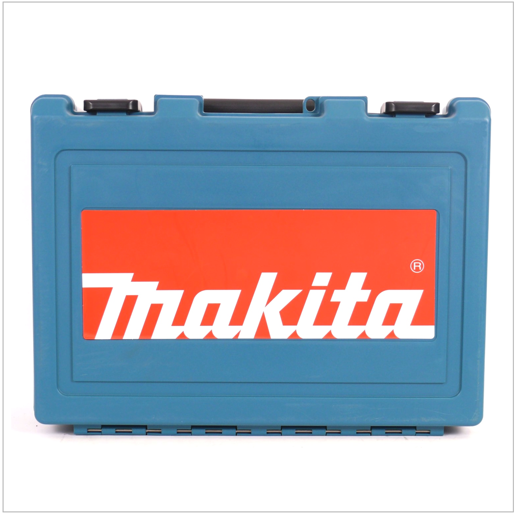 Un maletín de herramientas azul Makita. Tiene un rectángulo naranja con el logotipo blanco de Makita. La maleta está cerrada sobre fondo blanco.