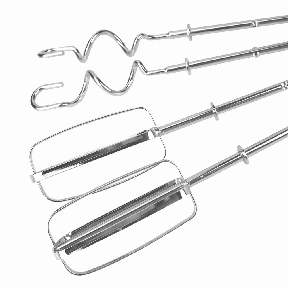 Primer plano de accesorios de batidora eléctrica. Se ven dos batidores en espiral y dos batidores planos, todos de metal brillante.