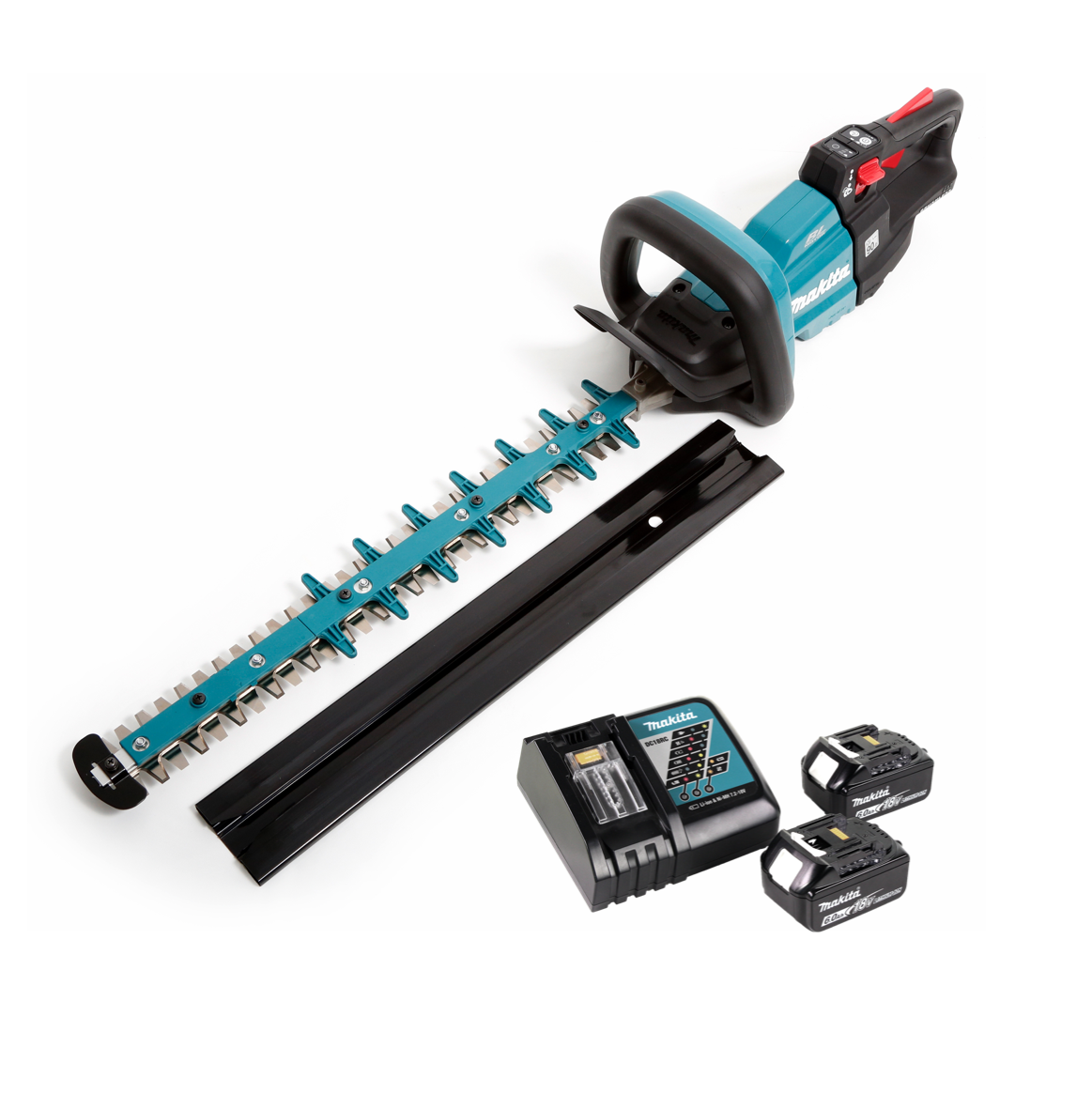 Eine Makita Heckenschere, Klingenschutz, Ladegerät und zwei Batterien liegen auf einer weißen Oberfläche. Der Trimmer ist türkis und schwarz.