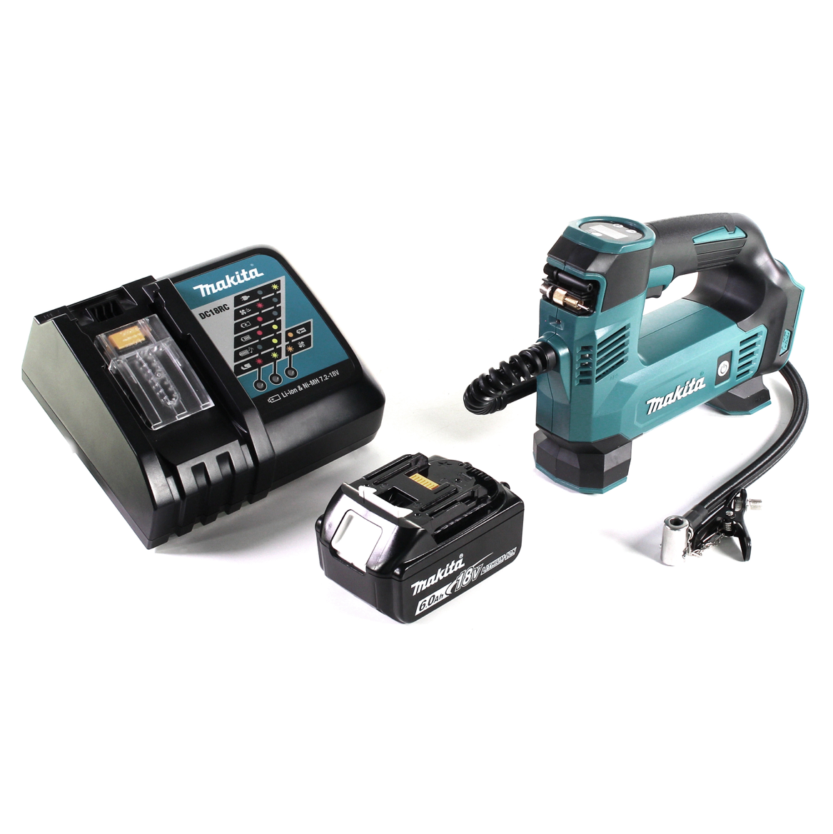 Ein Makita-Batterieladegerät, ein Akku und ein Aufblasgerät liegen auf einer weißen Oberfläche. Das Aufblasgerät ist türkis und schwarz. Das Ladegerät ist schwarz.
