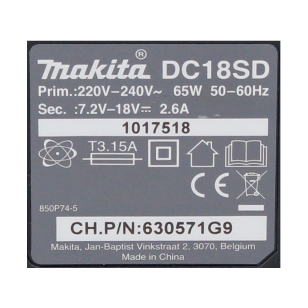 Makita DC18SD-Etikett mit Text zu Spannung, Watt, technischen Daten. Enthält CE-Kennzeichnung und Herstellungsdetails.