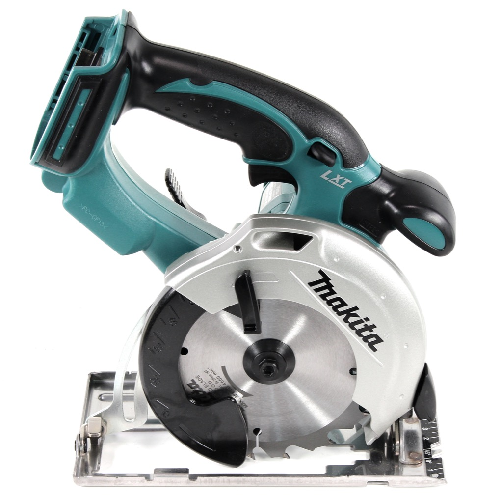 Eine Akku-Kreissäge von Makita mit einem teal-farbenen und schwarzen Griff. Das Sägeblatt ist silber und schwarz, mit Metallbasis.
