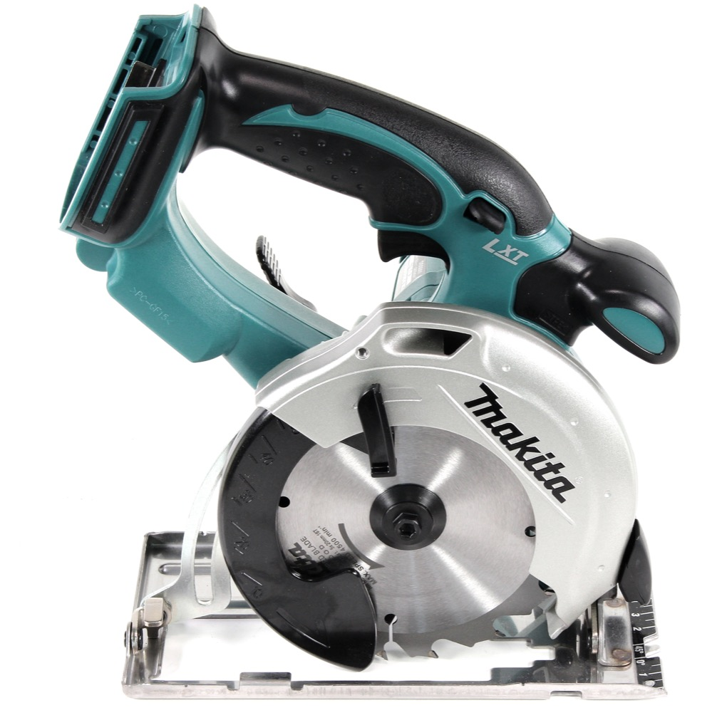 Eine kabellose Makita-Kreissäge. Sie ist teal, schwarz und silber. Das Sägeblatt ist sichtbar.