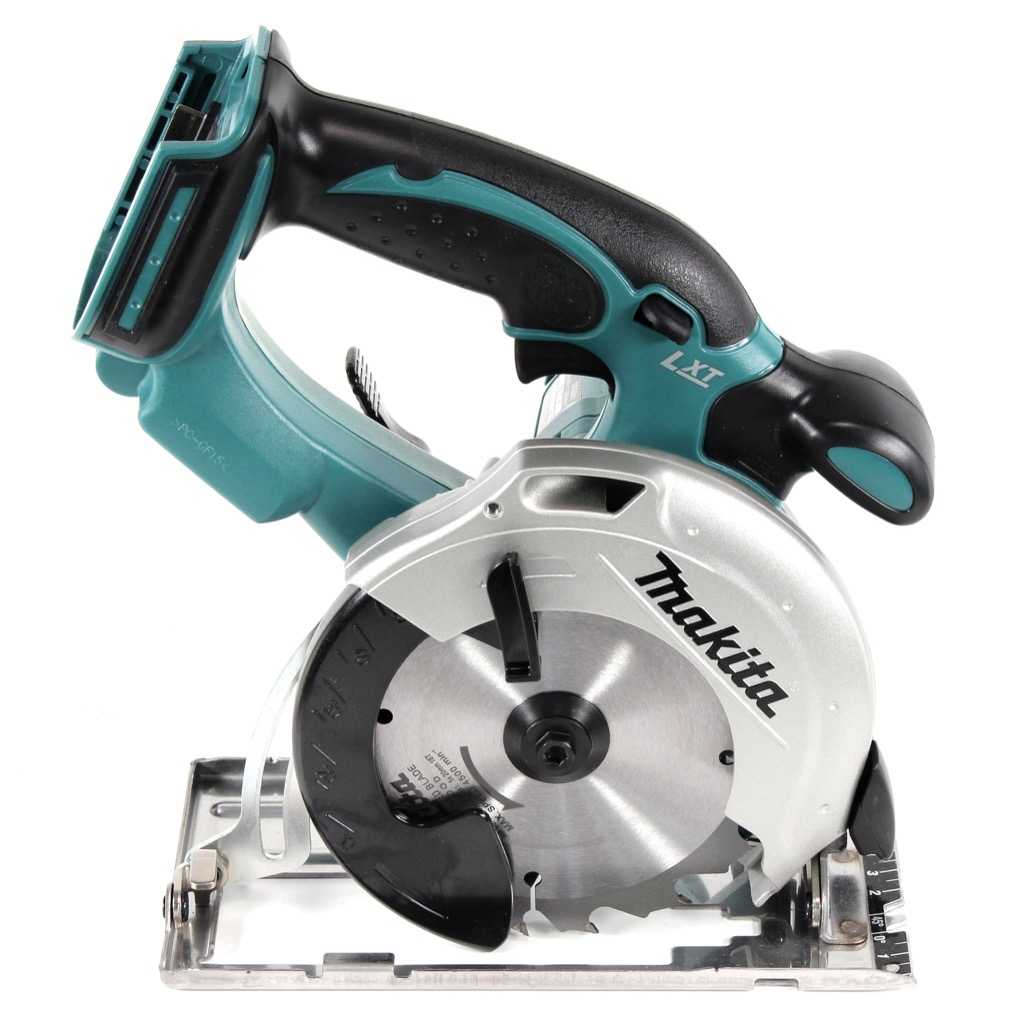Eine Makita-Kreissäge mit türkis-schwarzem Griff. Die Klinge ist silbern, die Basis ist aus Metall. Der Hintergrund ist weiß.