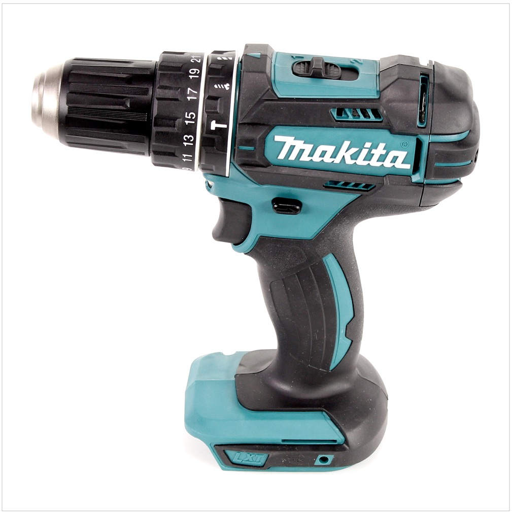 Ein Akku-Bohrschrauber von Makita ist zu sehen. Er ist schwarz und türkis, mit einem silbernen Bohrer. Das Makita-Logo ist sichtbar.