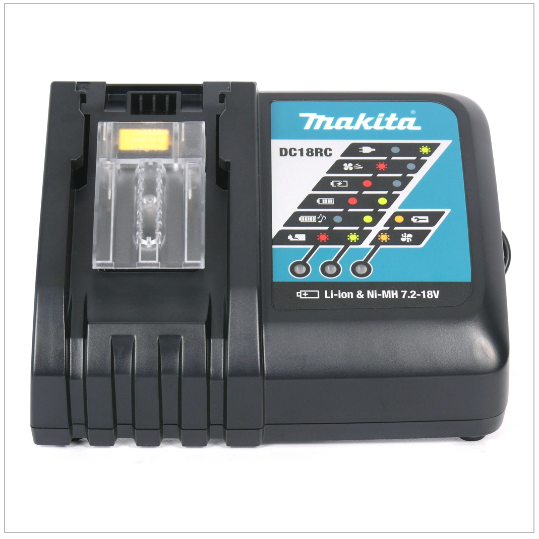 Schwarzes und türkisfarbenes Makita DC18RC-Batterieladegerät. Es hat Kontrollleuchten und einen durchsichtigen Kunststoffschlitz für den Akku.