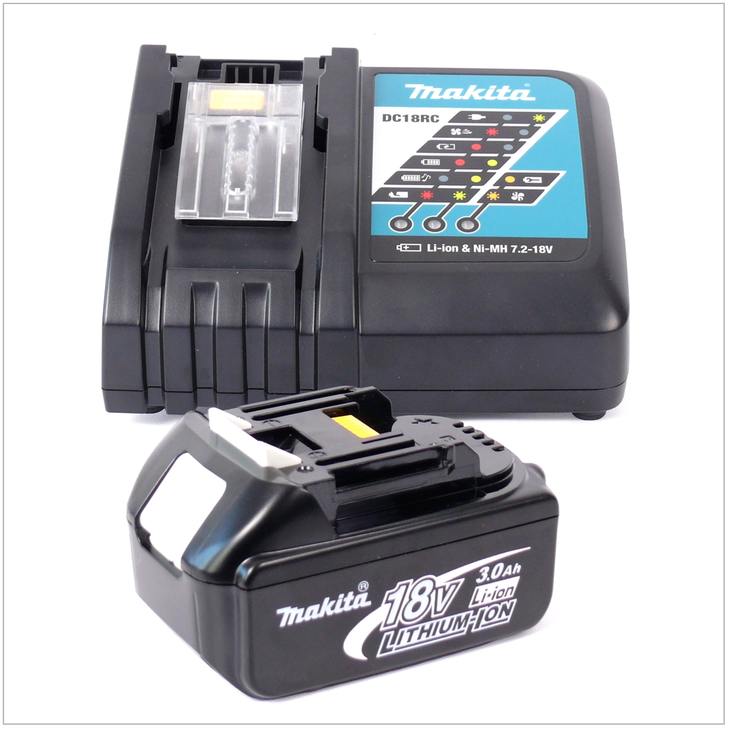 Schwarzes Makita-Ladegerät und -Akku. Das Ladegerät hat eine blaue Tafel mit Symbolen. Der Akku ist 18V, 3.0Ah Li-Ion.