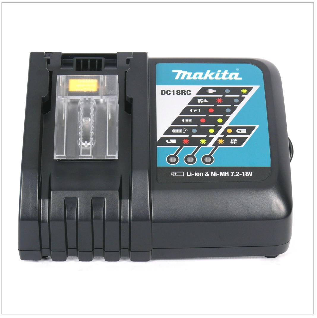 Ein schwarzes Makita DC18RC-Akkuladegerät. Es hat ein Ladezustandsfeld und einen transparenten Akku-Steckplatz.