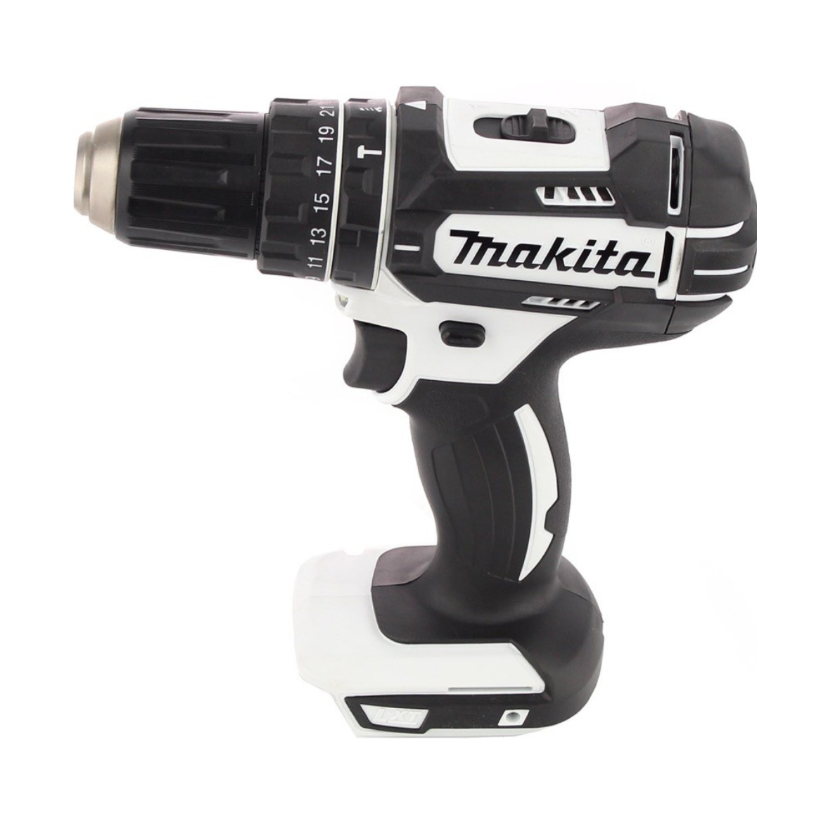 Ein schwarz-weißer Makita Akku-Bohrschrauber. Die Bohrmaschine befindet sich auf weißem Hintergrund, mit deutlich sichtbarem Makita-Logo.