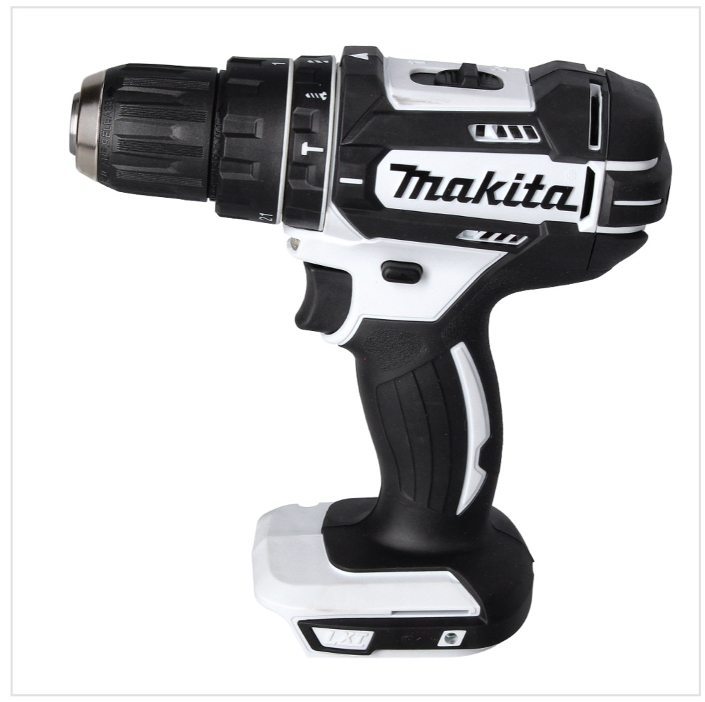 Ein schwarz-weißer Makita Akku-Bohrschrauber. Der Bohrschrauber hat einen schwarzen Griff, einen weißen Akku und das Makita-Logo.