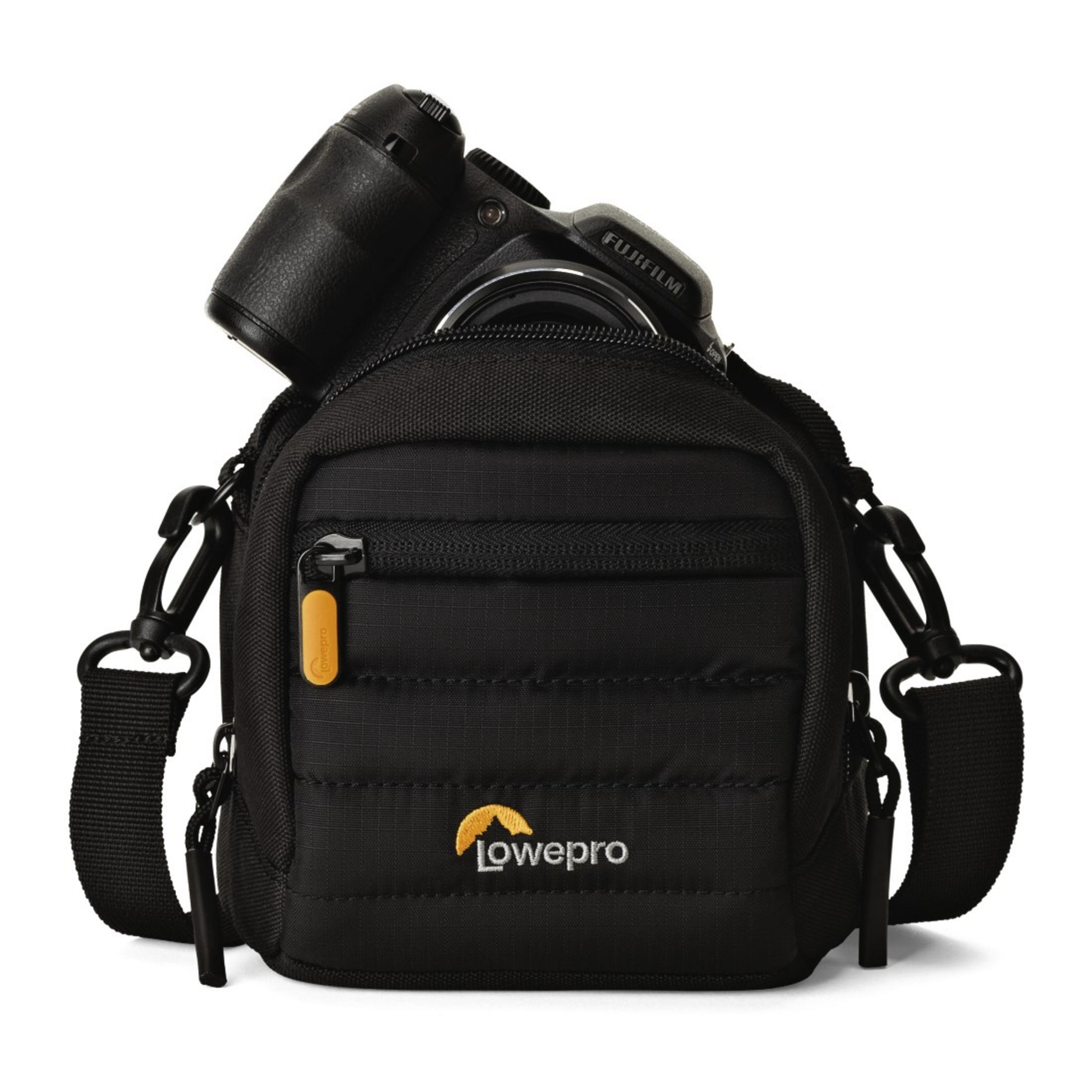 Schwarze Kamera in schwarzer Lowepro-Tasche. Die Tasche hat einen Schultergurt und orangefarbene Reißverschlussanhänger. Die Kamera ist von Fujifilm.
