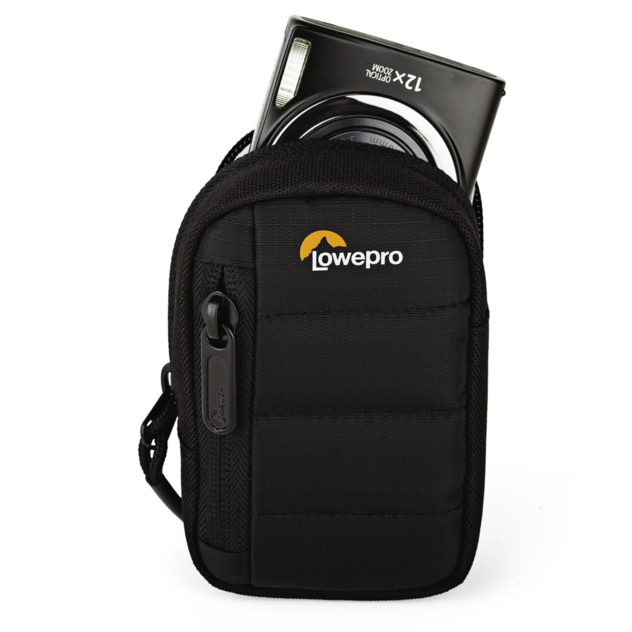 Eine schwarze Kamera in einer schwarzen Lowepro-Tasche. Die Kamera ist teilweise sichtbar und hat einen 12-fachen optischen Zoom.