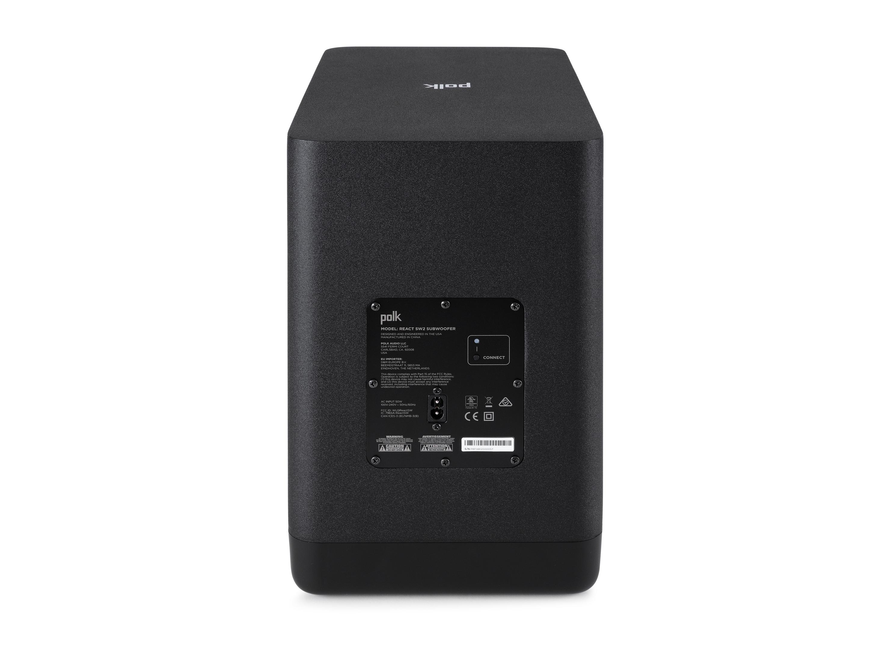 Schwarzer Polk-Subwoofer. Rückansicht mit Modellinfo, Connect-Taste und Stromeingang. Weißer Hintergrund.