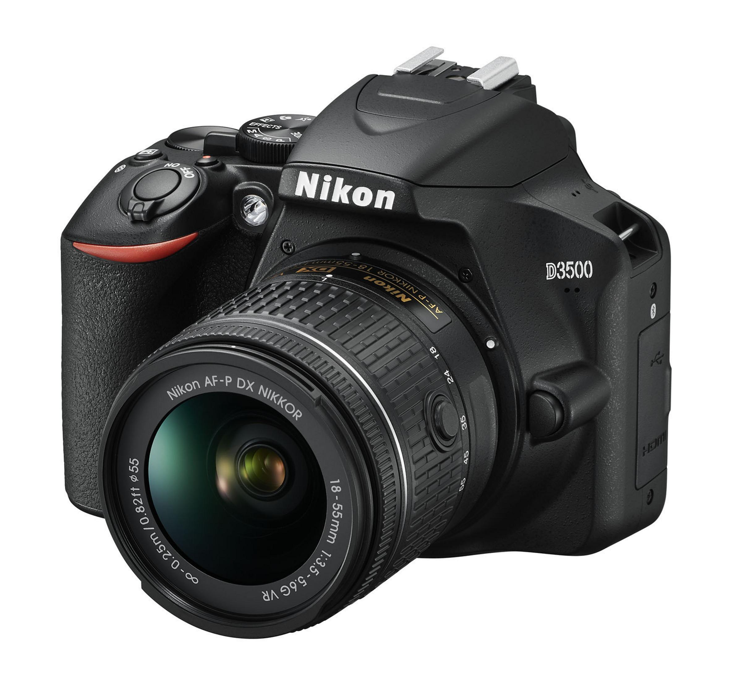 Eine schwarze Nikon D3500 DSLR-Kamera mit Objektiv. Das Objektiv ist mit Nikon AF-P DX NIKKOR 18-55mm beschriftet.