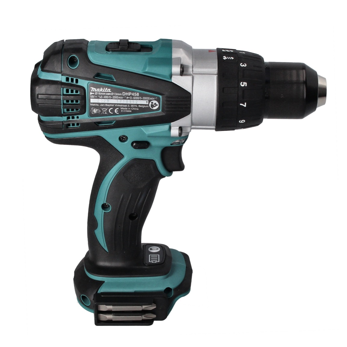 Ein schnurloser Makita DHP458-Bohrer. Er ist teal, schwarz und silberfarben. Der Bohrer hat einen Akku, ein Bohrfutter und einen Geschwindigkeitswähler.