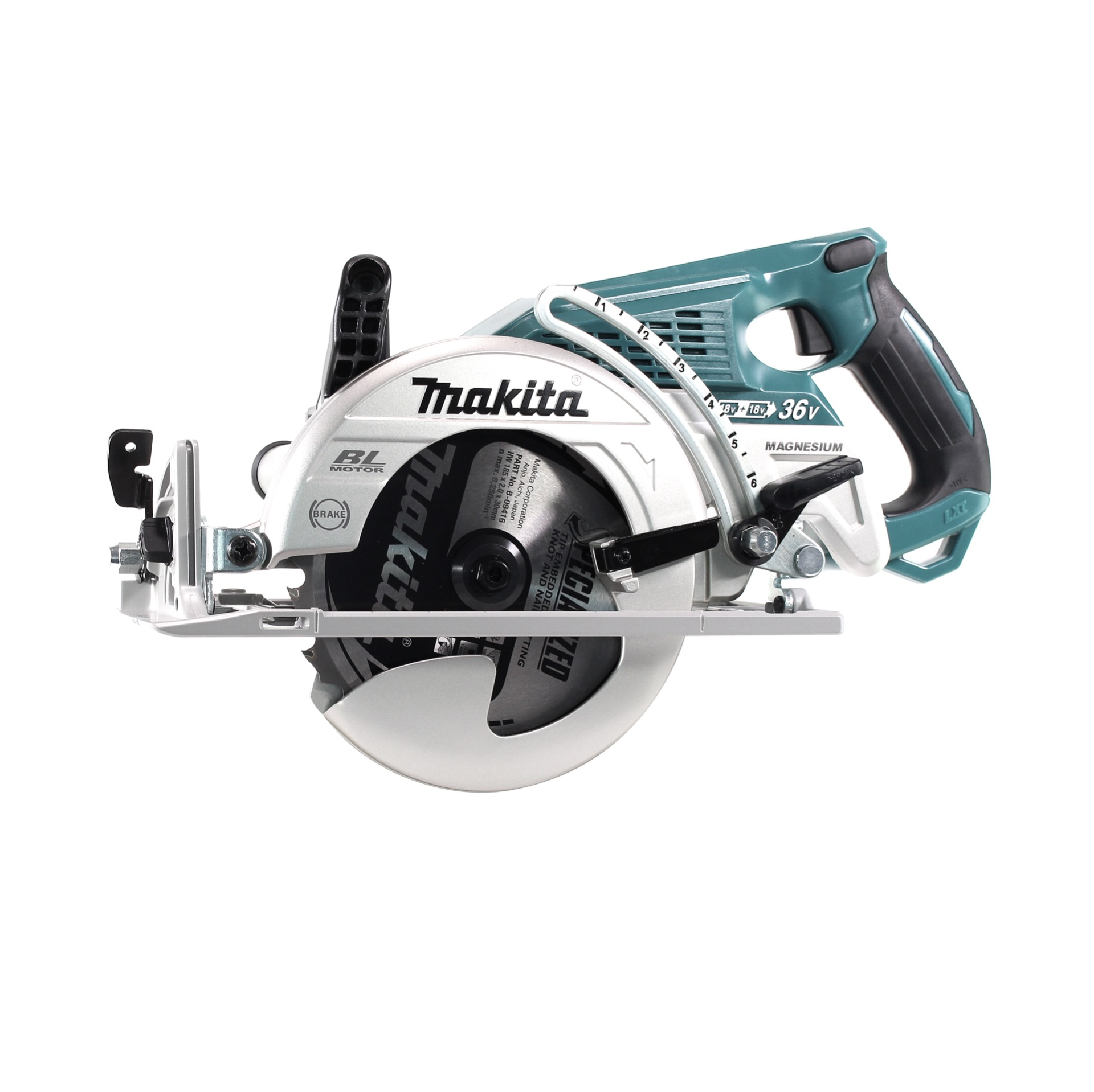 Eine Makita-Kreissäge. Sie ist teal und schwarz mit einer silbernen Klinge. Die Säge ist auf weißem Hintergrund isoliert.