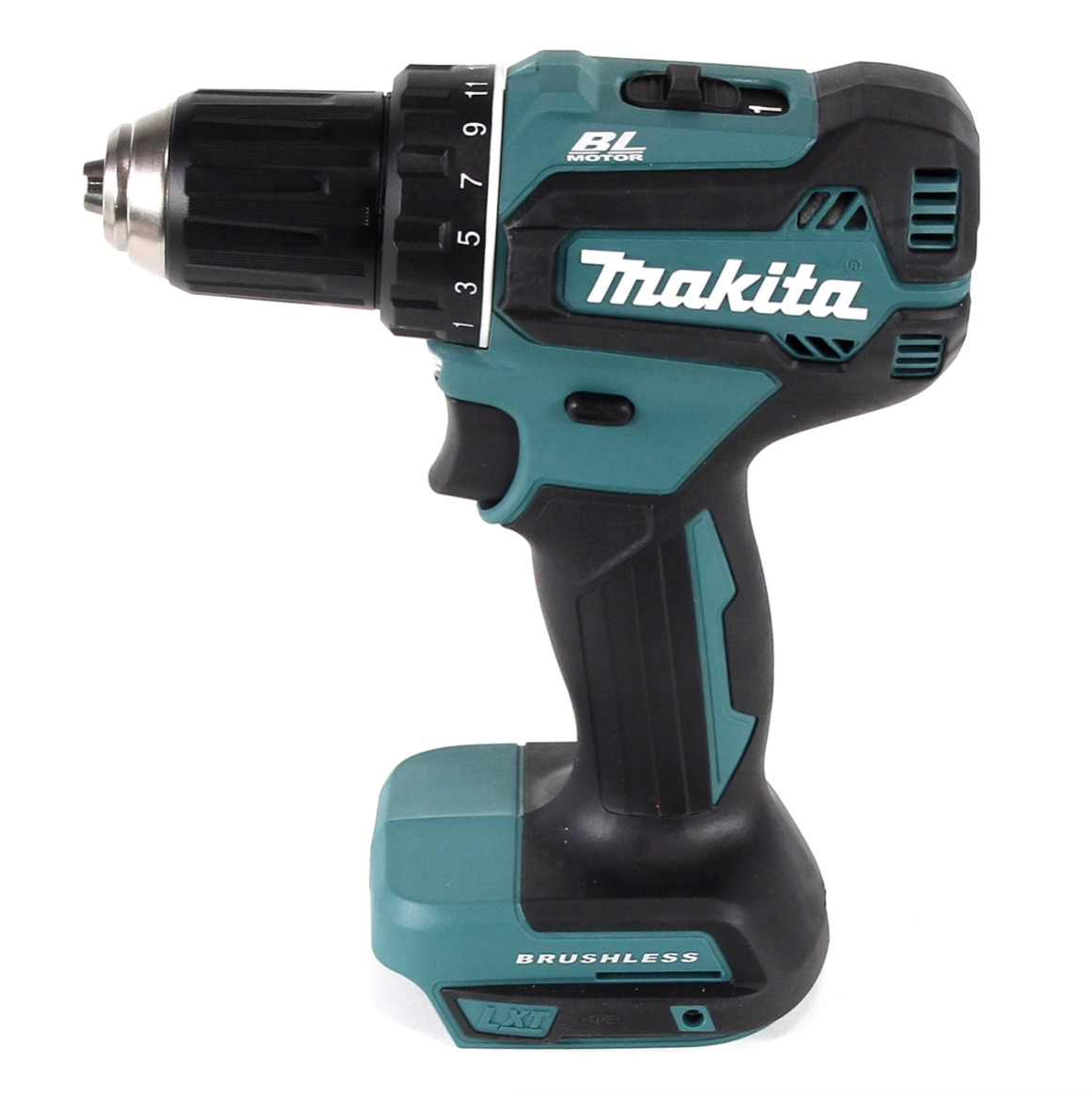 Eine türkis-schwarze Makita-Akkubohrmaschine auf weißem Hintergrund. Sie hat ein Bohrfutter, einen Griff und einen Batteriesockel. Der Markenname ist sichtbar.