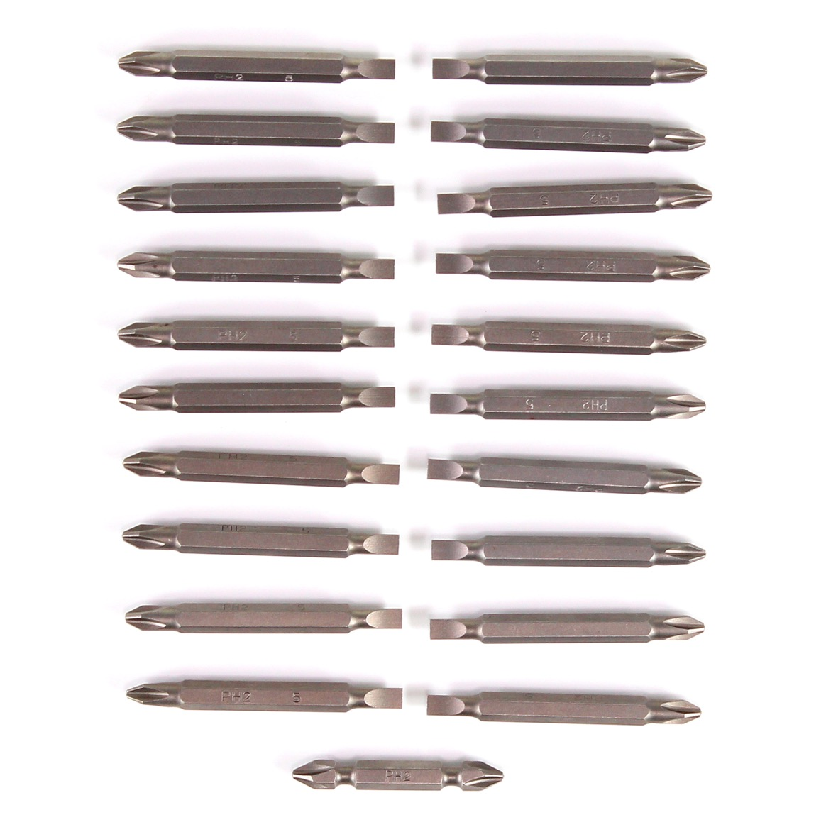 Anordnung mehrerer metallischer Schraubendreherbits auf weißem Hintergrund, verschiedene Größen und Formen, mit Schlitz und Kreuzschlitz.