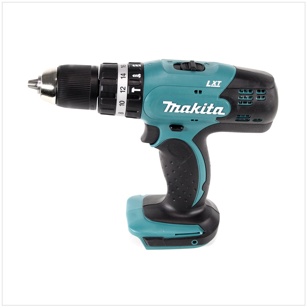 Ein teal- und schwarzfarbener Makita LXT Akku-Bohrschrauber. Die Bohrmaschine befindet sich auf weißem Hintergrund. Der Modellname ist sichtbar.