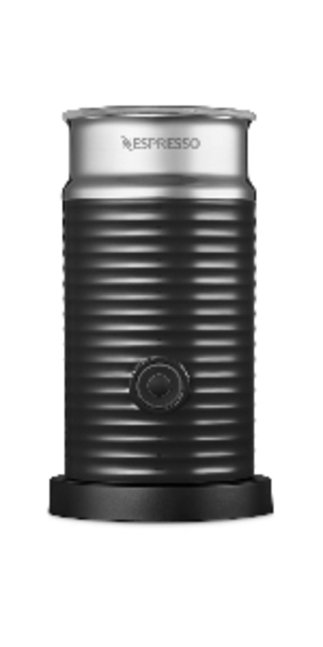 Ein schwarzer und silberner Nespresso-Milchaufschäumer. Er hat einen geriffelten Körper, einen silbernen Deckel und einen schwarzen Sockel.