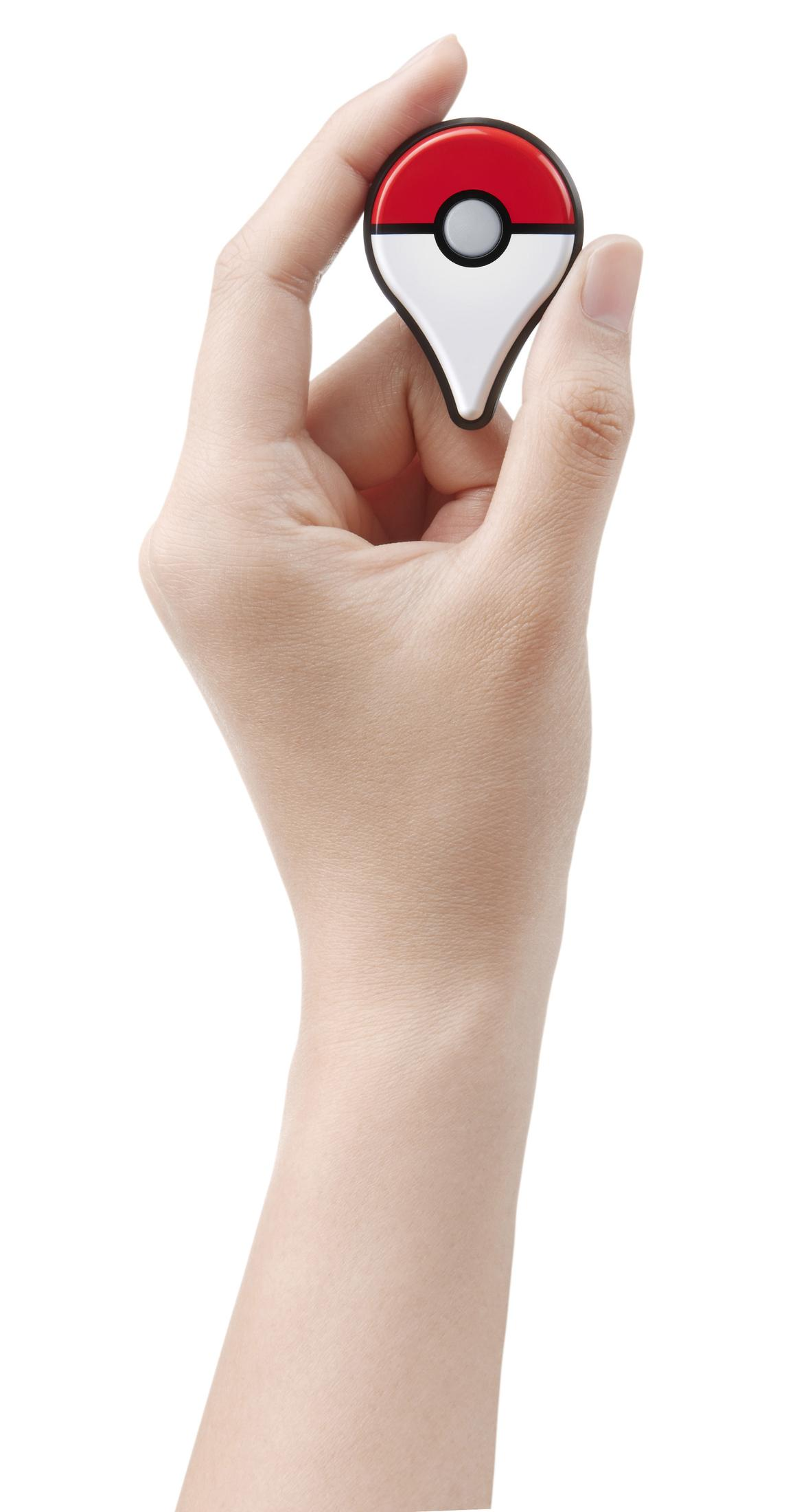 Eine Hand hält einen Pokemon Go Marker. Er ist rot und weiß mit schwarzem Umriss. Der Hintergrund ist weiß.