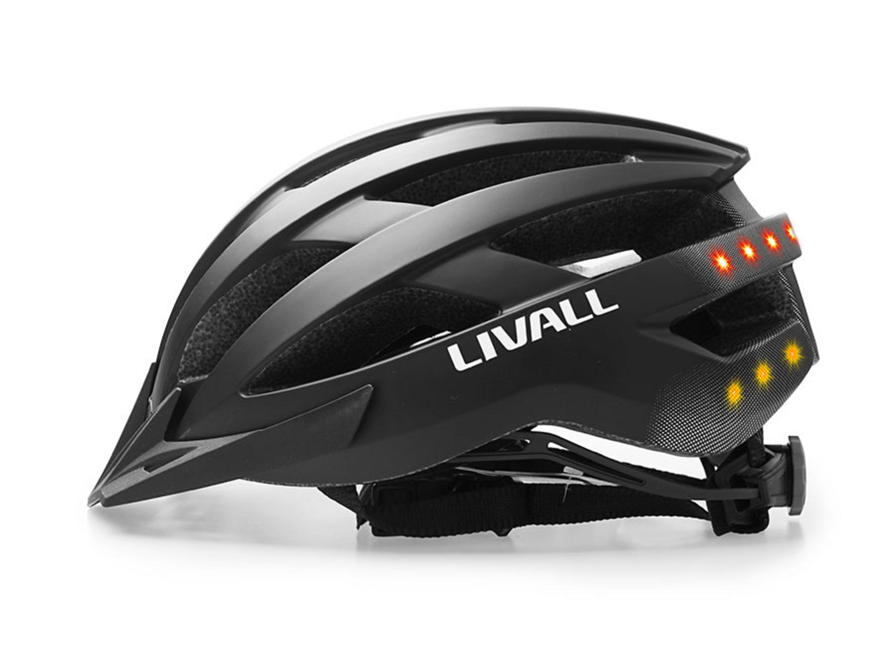 Schwarzer LIVALL-Fahrradhelm mit roten und gelben Lichtern. Er hat ein Visier und verstellbare Riemen.