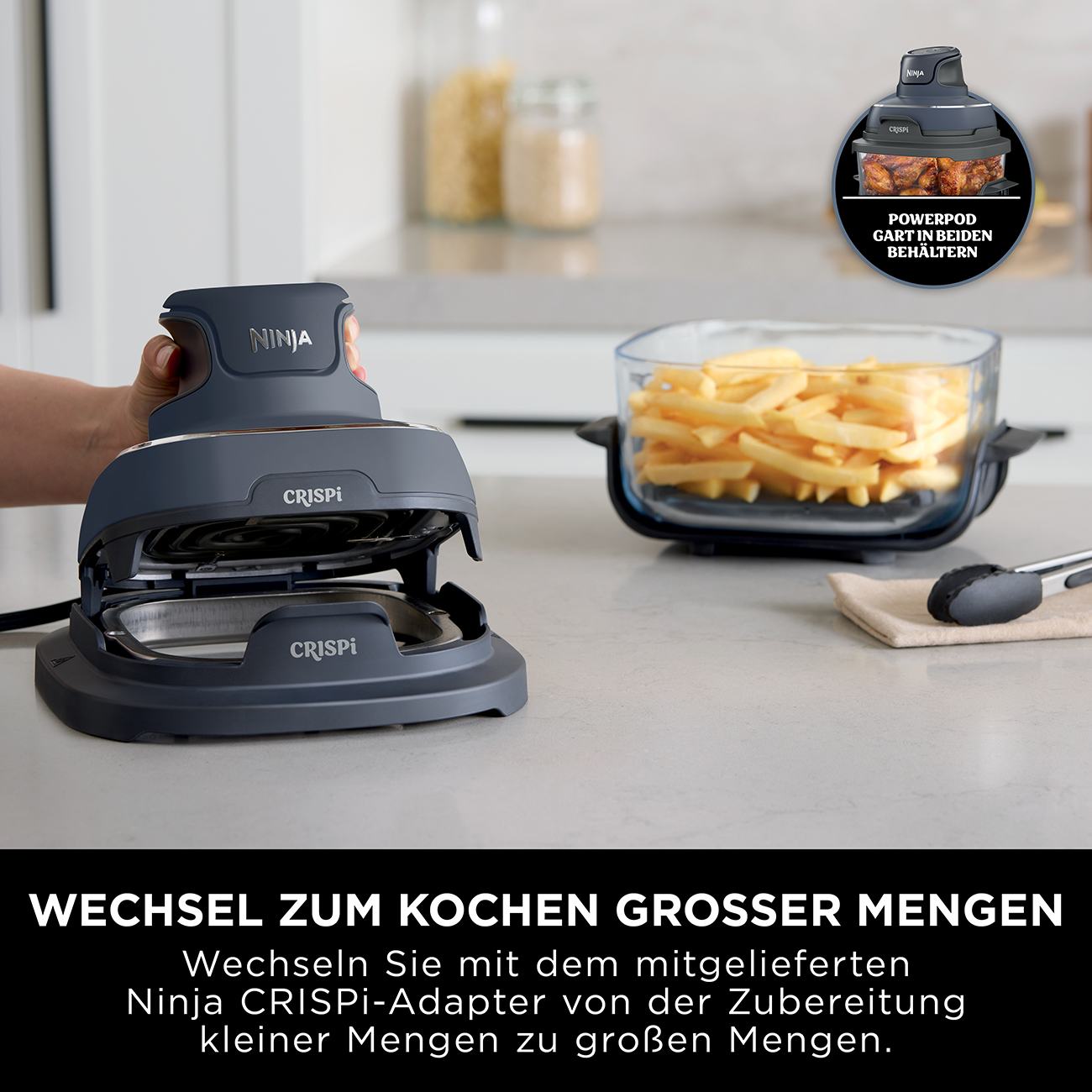 Frytkownica powietrzna Ninja Crispi z frytkami w szklanej misce. Dłoń otwiera frytkownicę. Tekst: przejdź do gotowania dużych ilości.