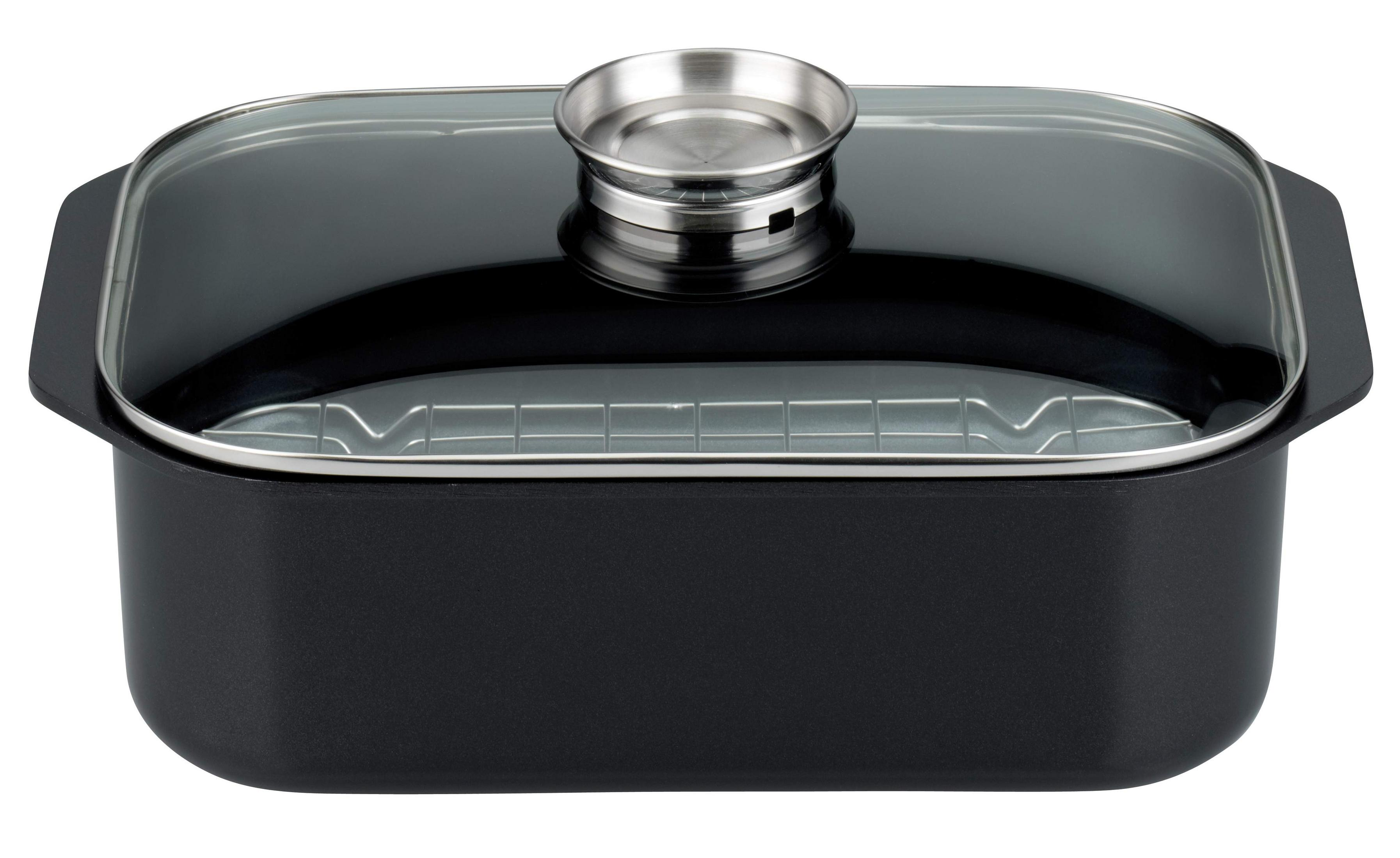 Ein schwarzer rechteckiger Topf mit Glasdeckel und Edelstahlgriff. Im Inneren ist ein Metallrost sichtbar.